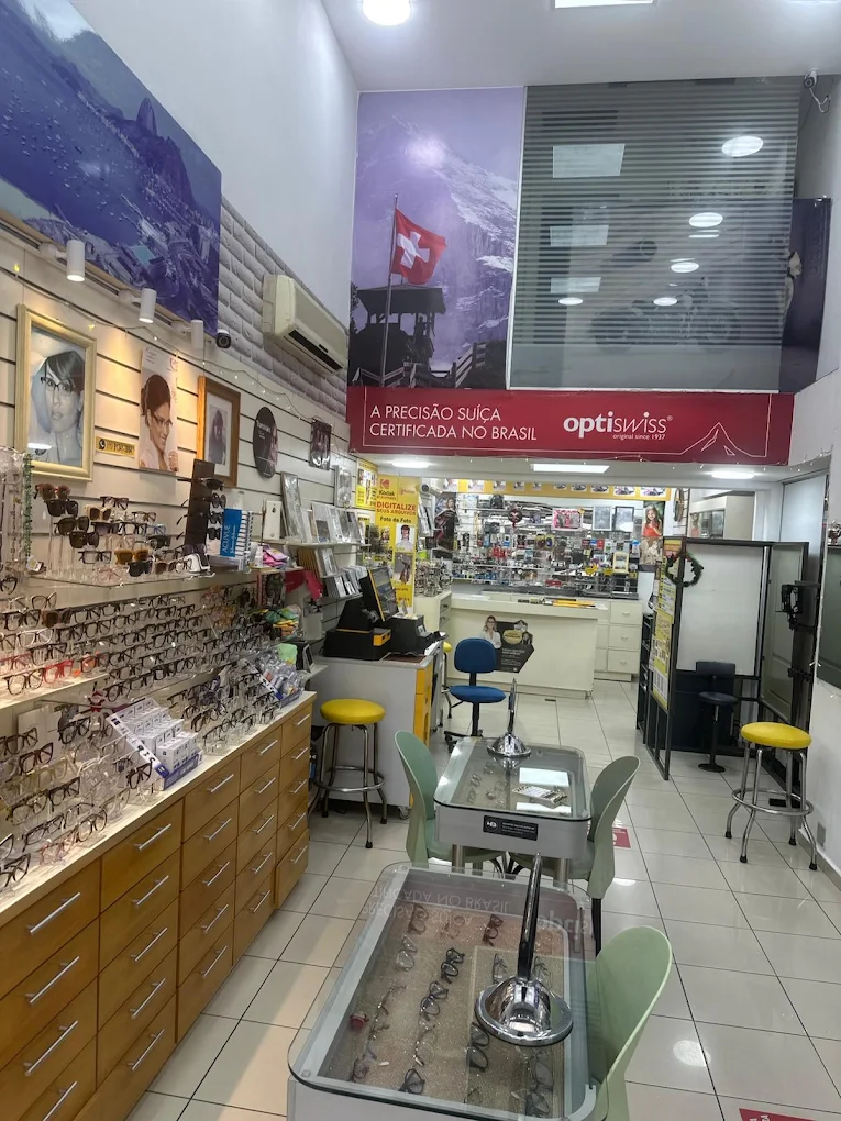 Interior da Ótica Yellow: parede de armações, balcão com gavetas e vitrines de óculos